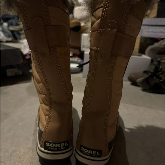 Sorel Tan and Black Winter Boots with Fur Trim, brand new size 9 - Picture 3 of 6